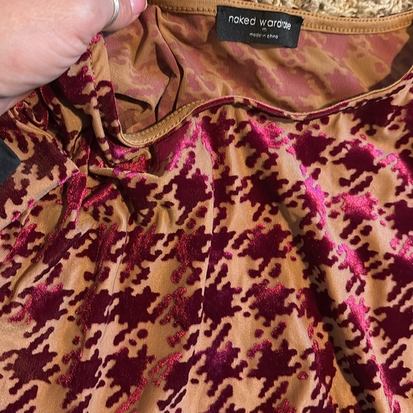 NAKED WARDROBE
Houndstooth Long Sleeve Minidress in Wine - Picture 2 of 2